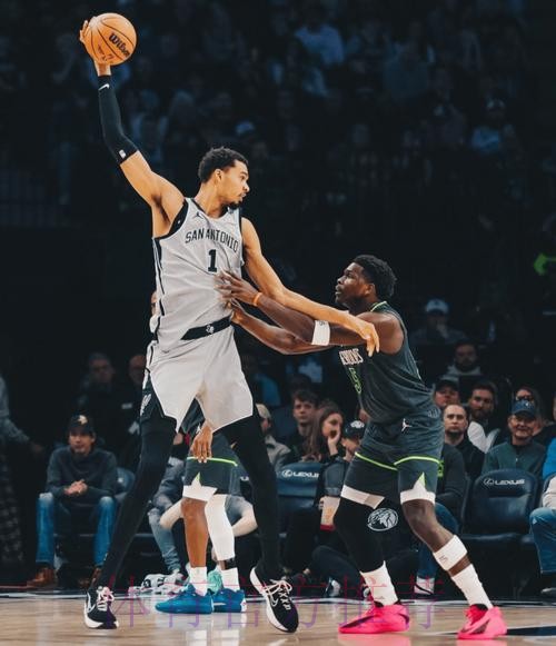 NBA Memes晒照：爱德华兹身高1米93，但在文班旁边就像1米6