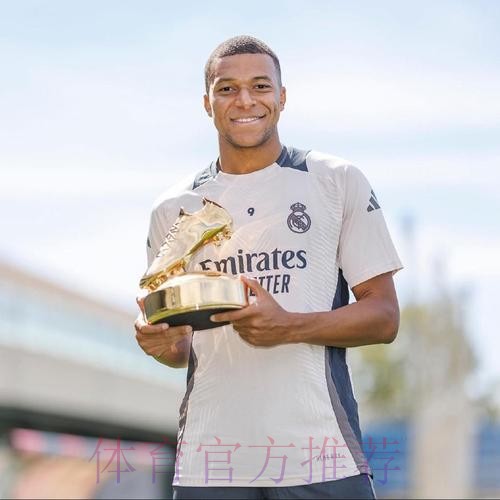 姆巴佩晒领取月最佳奖杯照片：非常感谢大家